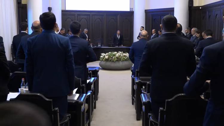 Փաշինյանն առաջարկեց մեկ րոպե լռությամբ հարգել զոհերի հիշատակը
