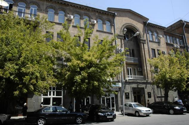 «Հրապարակ». ՊԵԿ-ի շենքը կհանեն աճուրդի, փոխարենը կտան ՊՆ-ի նախկին շենքը