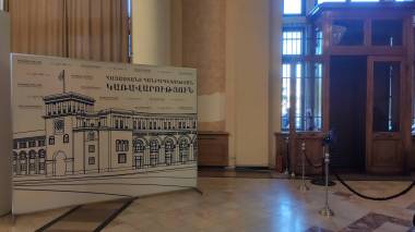 Կառավարության գլխավոր մուտքը փակ է. «ճիշտը ետնամուտքն է»