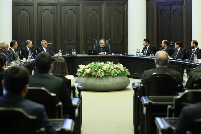 Կառավարության անդամների մի մասը «ծլկեց» ետնամուտքով, մի մասը՝ վերելակով