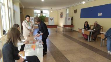 Չարենցավանի թիվ 27/05 տեղամասում ՔՊ-ի վստահված անձը որոշել է, որ իրենց քվեաթերթիկը պիտի դրվի վերևում
