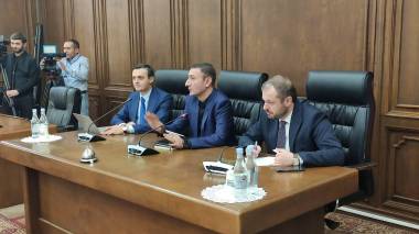 Թունյանը խնդրեց` մեկ ժամ անց լրագրողները հեռանան, որ անցնեն փակ քննարկման