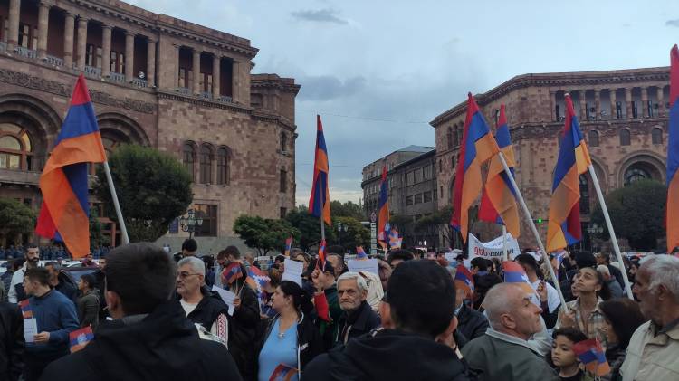 Նիկոլ, դավաճան. վանկարկեցին կառավարության դիմաց (տեսանյութ)