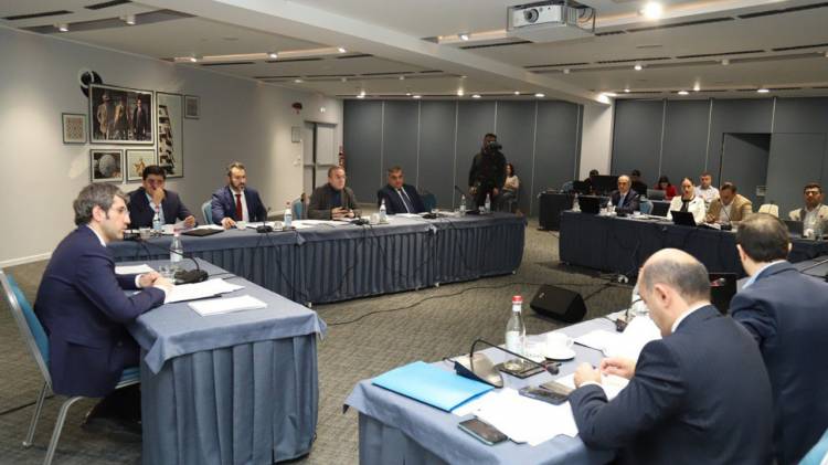 «Հրապարակ». «Լուրջ» դեմքերով՝ անլուրջ քննարկում Մայր օրենքի շուրջ