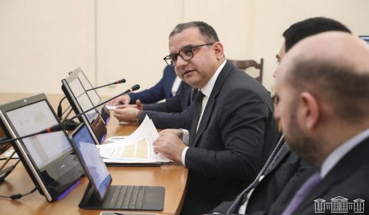 «Հրապարակ». Ֆինանսների նախարարը փորձում է «քննադատել» իրենց ներկայացրած բյուջեն