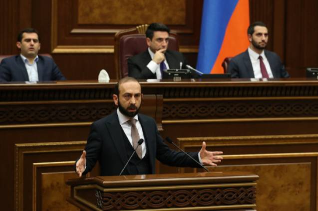 Միրզոյանն իր խոսքում մի քանի անգամ շեշտեց «Լեռնային Ղարաբաղի հայություն» հակաարցախյան եզրույթը