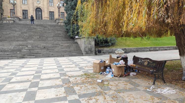 Ազգային ժողովում աղբ կա՛, կա՛ աղբ Ազգային ժողովում (լուսանկարներ)