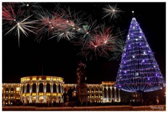Մեր տոնածառն էնքան հին է, որ հեչ մեկ չի ուզում մոտը նկարվի (լուսանկարներ)
