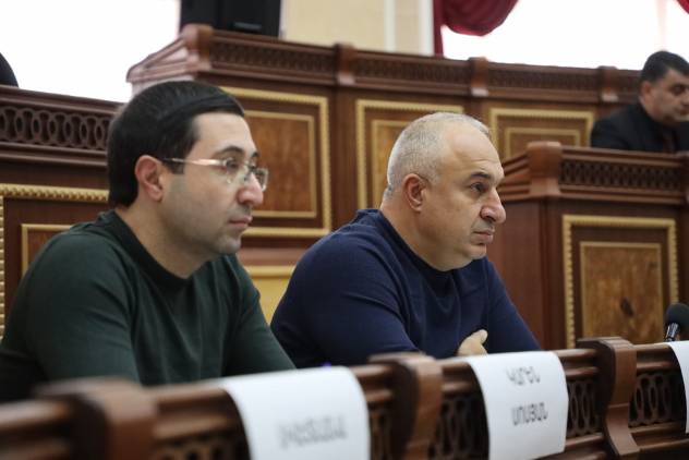 Մեր կանայք ու աղջիկները ո՞նց են երթևեկում, խայտառակություն է․ ավագանու անդամը պնդեց, քաղաքապետն ընկրկեց