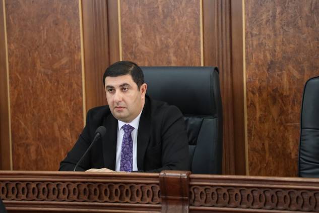 Ես պիտի թույլ տամ, նոր խոսեք․ Գյումրու քաղաքապետը՝ ՔՊ-ական նախկին փոխքաղաքապետին
