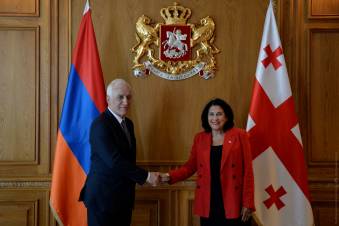 Վրաստանի նախագահն ապացուցեց, որ «դիակ չէ»` իր նստավայրում նստած, իսկ մե՞րը