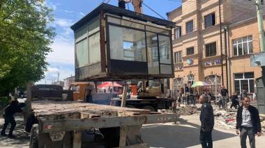 Գյումրիում կրպակներն ապամոնտաժում են, իսկ ավագանու անդամին պատկանող կրպակը տեղում է