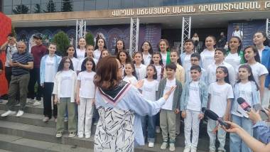 Երեխաների ելույթին ընդառաջ ՝ բեմը քանդել են, ժամը փոխել