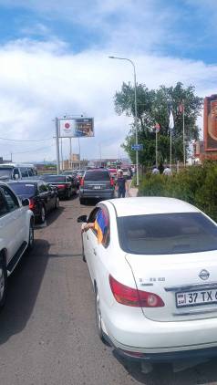 Հազարավոր շիրակցիներ Գյումրու մուտքի մոտ սպասում են Սրբազանին