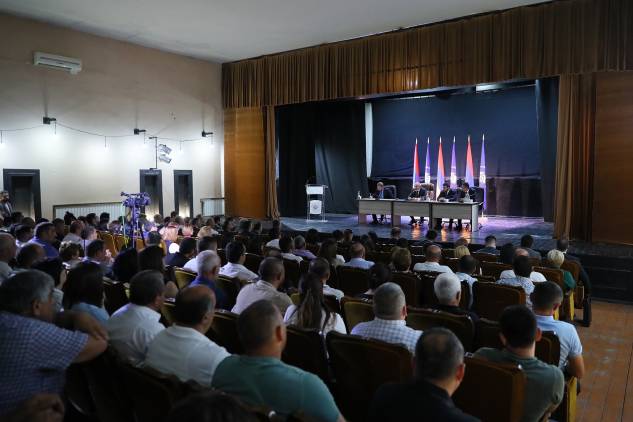 «Հրապարակ». Սյունիքում կրքերը շիկացել են․ ՔՊ-ականներին դուրս են հրավիրել դահլիճից