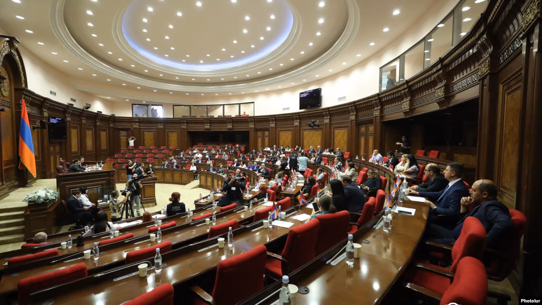 «Հրապարակ». Եթե վայր են դնում մանդատները, կնշանակի՝ դա է հայրենիքը փրկելու միակ միջոցը