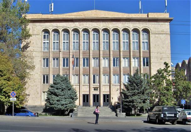 «Հրապարակ»․ ՍԴ-ն ձգձգում է քննությունը, որ իշխանությունը շարունակի փայ մտնել եւ գույք խլել