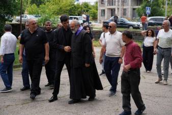 Սրբազանին Հրազդանում մեծ թվով արցախցիներ են սպասել