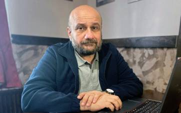 Ըստ ՀՀԽ-ի՝ Հանրային ռադիոն օժանդակ դպրոց է, որը պետք է ղեկավարի դեֆեկտոլոգը