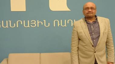Ըստ ՀՀԽ-ի, Հանրային ռադիոն օժանդակ դպրոց է, որը պետք է ղեկավարի դեֆեկտոլոգը