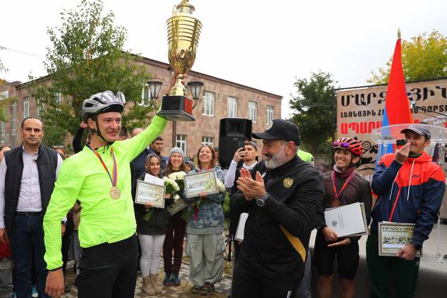 Էս գժանոցը դիրեկտոր չունի