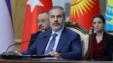 Հաքան Ֆիդանը երեւի զզվել էր սրանց լալահառաչ աղերսանքներից