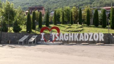 Հող են տալիս, հող են վերցնում. Ծաղկաձորի դեմ ասպատակումը շարունակվում է