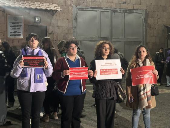 «Հրապարակ». Մեքենաները խուզարկել են, զենք չեն գտել, ասել են՝ վաղը կգաք բաժին, թե չէ՝ բերման կենթարկենք