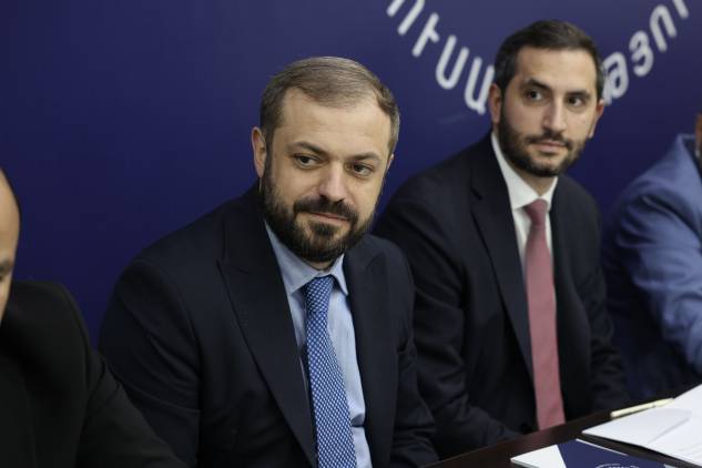 Մեղավոր են ընդդիմությունը եւ ռուսները. Գեւորգ Պապոյանը սերտել է Փաշինյանի դասը