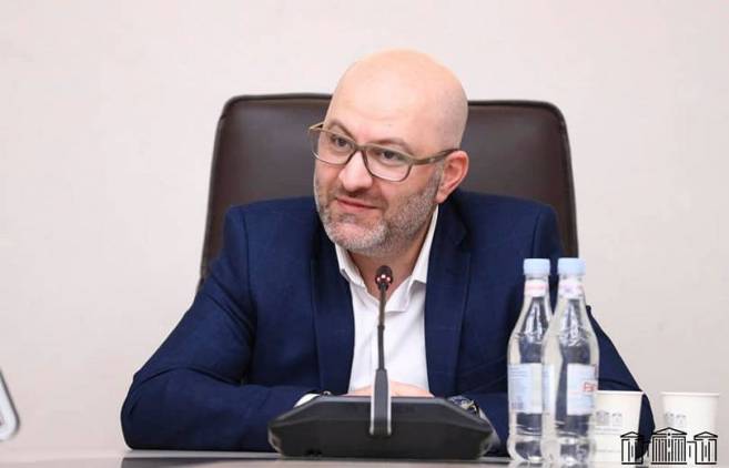 «Հրապարակ». ՔՊ-ականները հայտնվել են երկու քարի արանքում