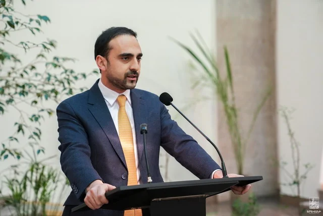Ավինյանին՝ ընդարձակ ռեպլիկ