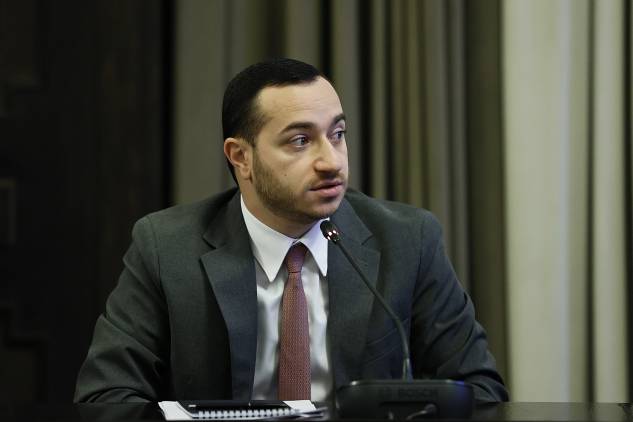 «Հրապարակ». Անհասկանալի կրթությամբ նախարարի` Մխիթար Հայրապետյանի «անմխիթար» ելույթի մասին