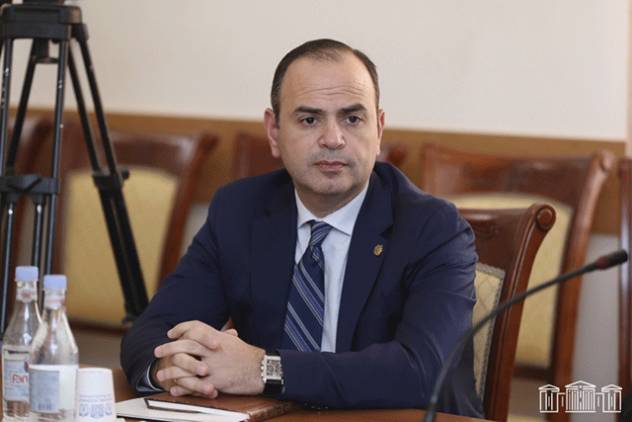 Զարեհ Սինանյան․ տգետ, անտեղյակ եւ անպատասխանատու մի մակաբույծ