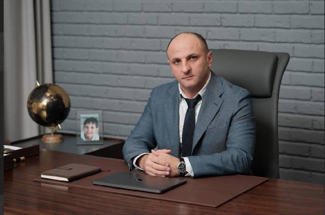 6-րդ վարչությունը ներխուժել է Գյումրու քաղաքապետի թեկնածու Կարեն Սիմոնյանի գրասենյակ (տեսանյութ)