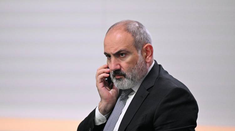 Երեք աթոռի վրա նստել փորձողն ընկնելու է չորրորդի վրա
