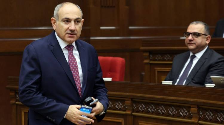 Կաթը սպիտակ է, իսկ մածունը՝ սեւ
