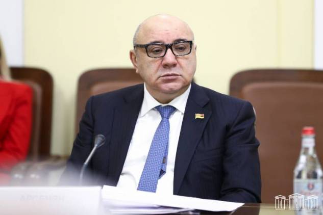Гурген Аарсенян пытается найти подход к Кириенко