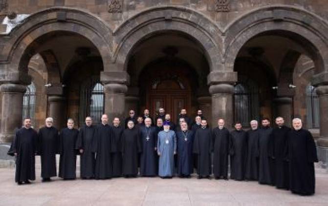 «Հրապարակ». Հատուկ տգետների համար` կուսակրոնությունը ներդրվել է միջնադարում եւ աստվածաբանական իմաստ չունի