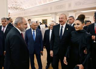 Փաշինյան, չլսես ոչ մեկին` տրորիր բոլորին, եթե ուզում ես մի օր նստել մեքենան ու մեկնել Բաքու կամ Անկարա. ադրբեջանցի հրապարակախոս