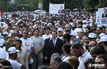Եթե ապացույցները գլխարկներն ու շապիկներն են եւ անհայտ ծագման, մոնտաժված ձայնագրությունները, օրենքը ծալել՝ մի կողմ են դրել