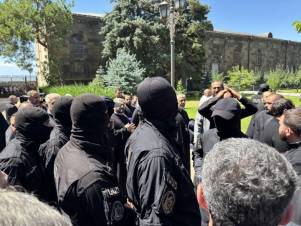Ինքն իրեն ընդդիմադիրը