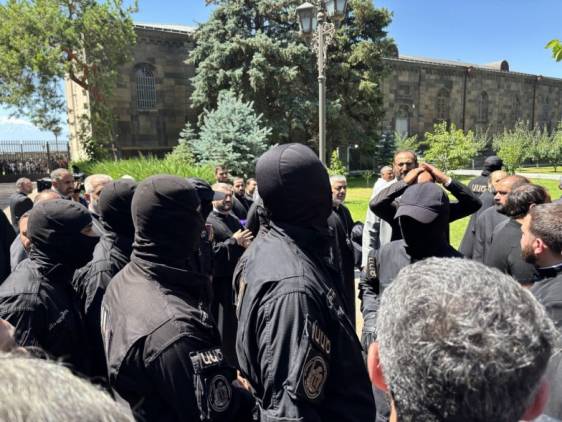 Ինքն իրեն ընդդիմադիրը