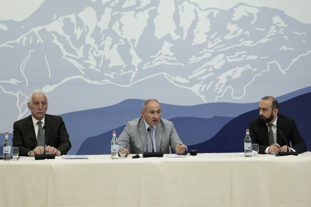 «Հրապարակ». Փաշինյանը դեսպանահավաքի ժամանակ իրեն է գովել