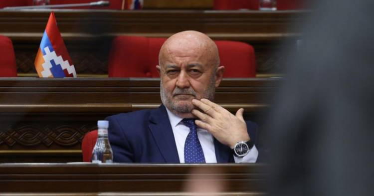 «Հրապարակ». Մակրոն, Պակրոն, Թրամփ, Մրամփ․ չգիտեմ էլ՝ ինչ բառեր օգտագործեմ էդ այլանդակների մասին