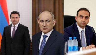 Ատրճանակն ի տես յուրայիններին է ուղղում, իսկ մատը սեղմում ժողովրդի վրա