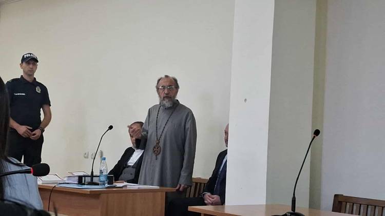 Միքայել Սրբազանը չէր նայում դատավորի դեմքին