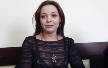 Սամուել Բեքեթը մի անկյունում նստած հիմա ծխում է, նայելով, թե ինչ է կատարվում Հայաստանում
