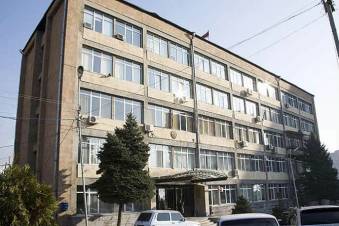 Իրավապահները մտել են Արաբկիրի թաղապետարան, ձերբակալություններ արել