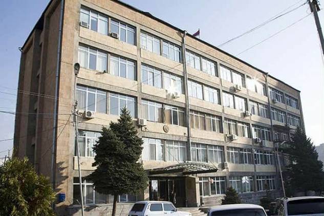 Իրավապահները մտել են Արաբկիրի թաղապետարան, ձերբակալություններ արել