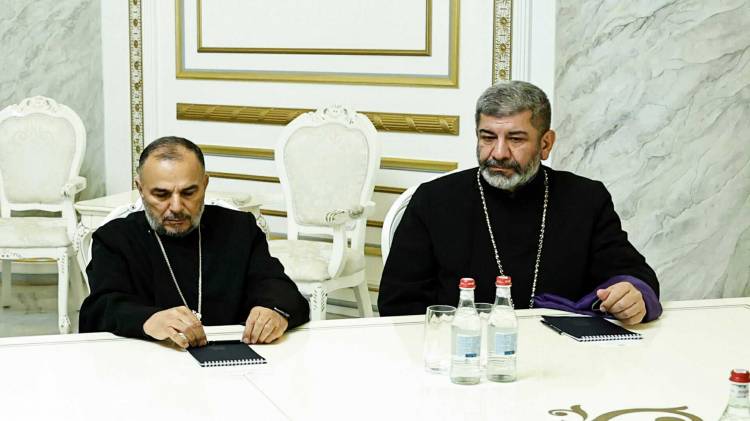 Բաքուն «մատ է թափ» տալիս Փաշինյանի վրա՝ ինչու՞ էիք հրավիրել Արցախի սրբազանին